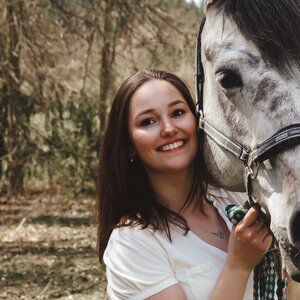 Foto ehemalige Praktikantin Mary mit ihrem Pferd